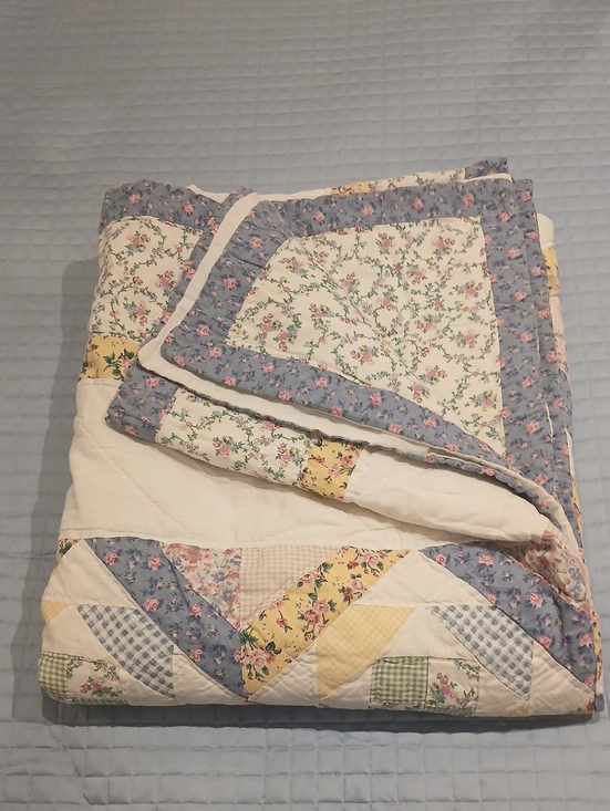 Source Unknown Other - 🌸 Vintage Cottagecore Floral Patchwork Quilt 🌸